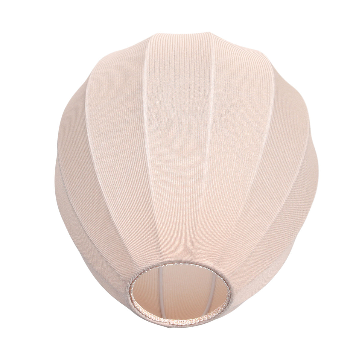 Vue frontale du luminaire textile beige mettant en valeur sa silhouette arrondie et ses plis verticaux.