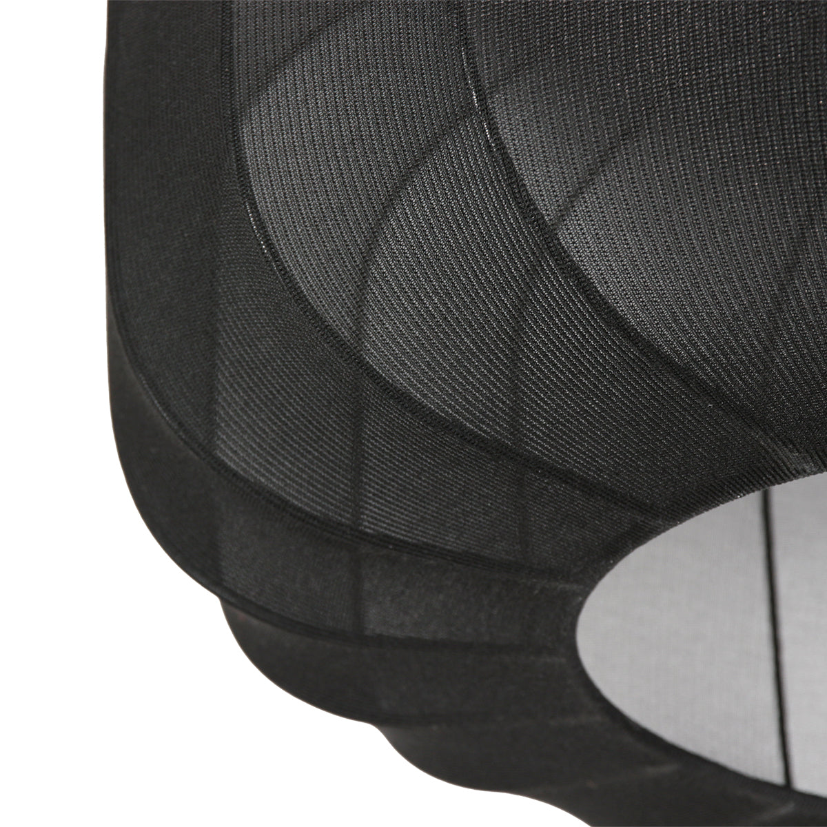 Gros plan sur la maille tissée noire et la couture du bord
