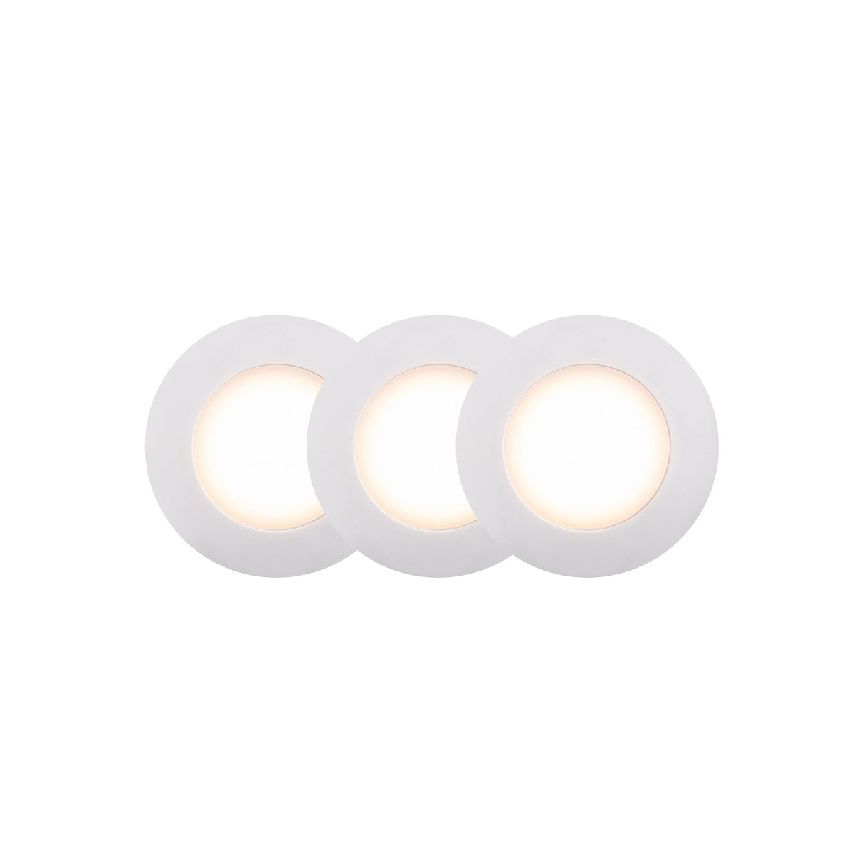 Trois spots encastrables ronds blancs alignés, cercles lumineux chaud sur fond blanc