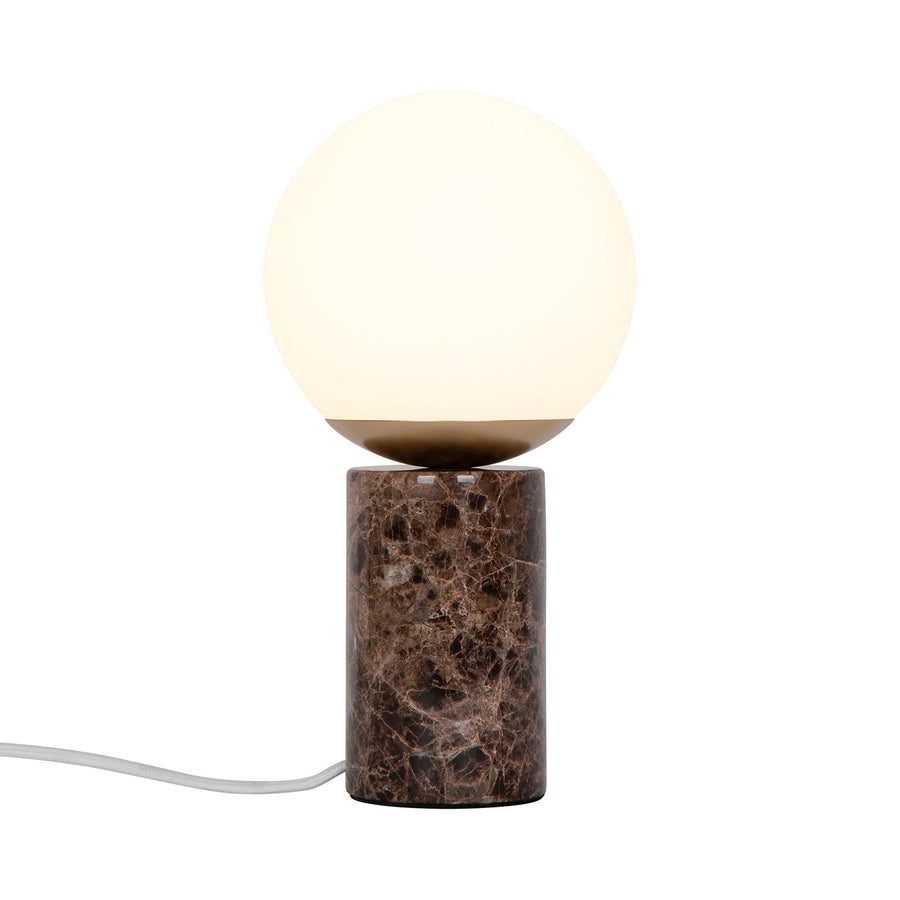 Luminaire de face sur fond blanc, globe de verre opalin posé sur socle cylindrique marron.