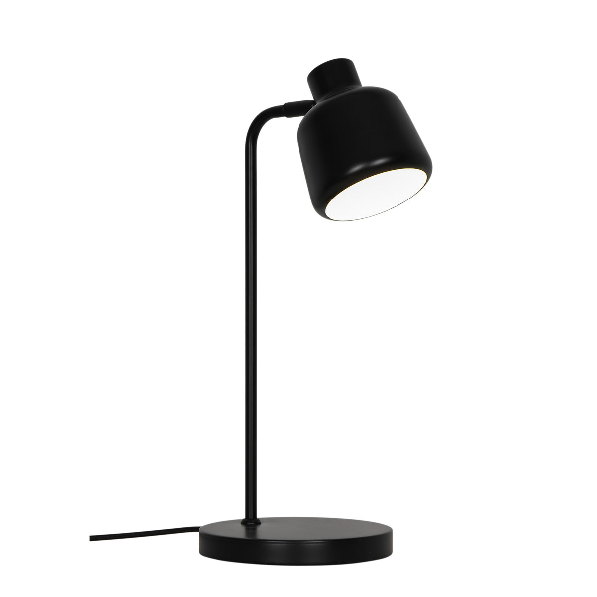 Lampe à poser noire vue de trois quarts, abat-jour incliné et bras courbé