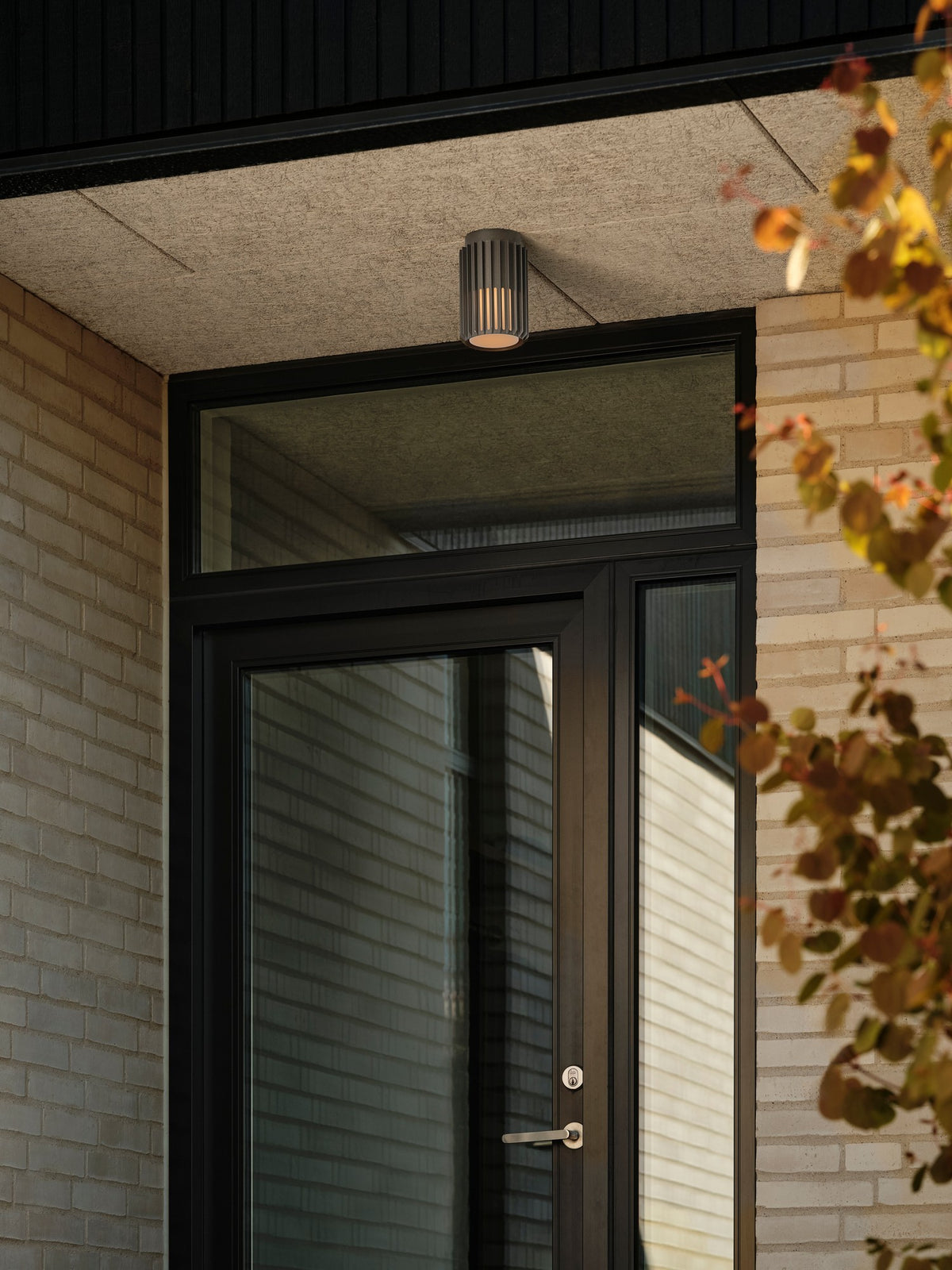 Mise en ambiance du plafonnier installé au plafond au-dessus d'une porte d'entrée