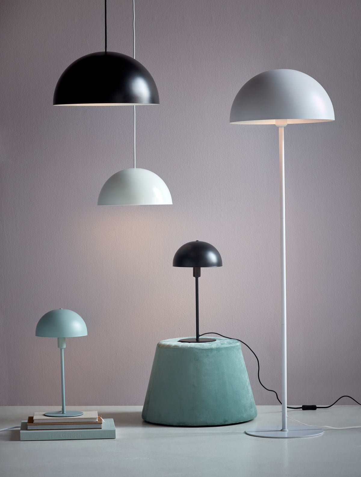 Gamme de luminaires : suspensions noire et blanche, lampes de table et lampadaire