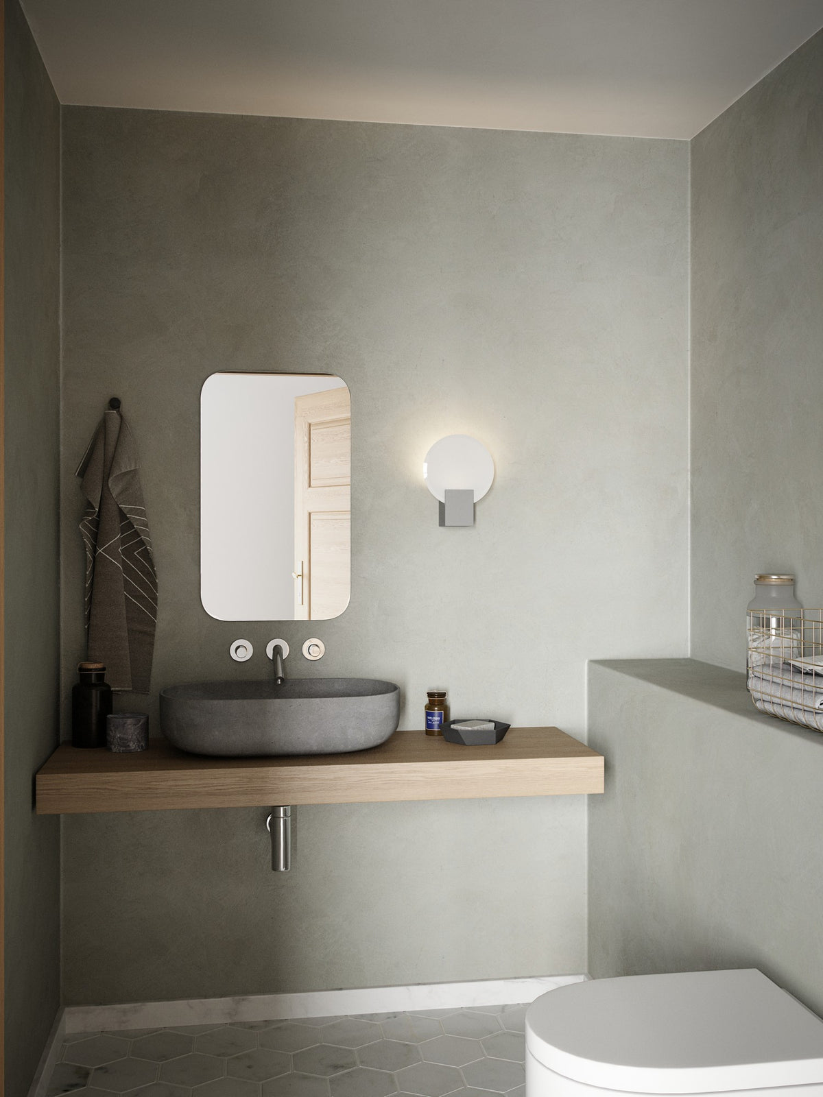 Mise en ambiance d'une salle de bain avec applique murale allumée près du miroir