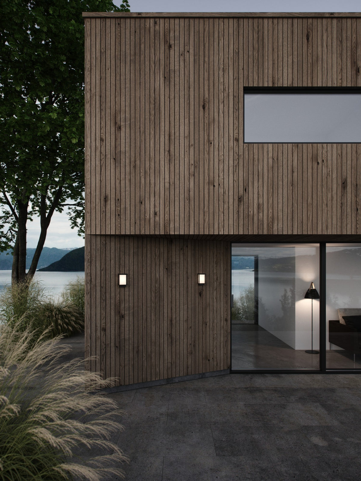 Vue extérieure crépusculaire avec deux appliques sur façade en bois.