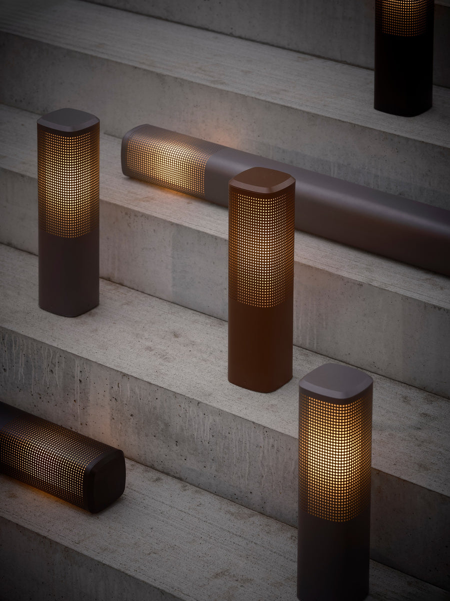 Plusieurs bornes verticales et une version couchée sur marches en béton