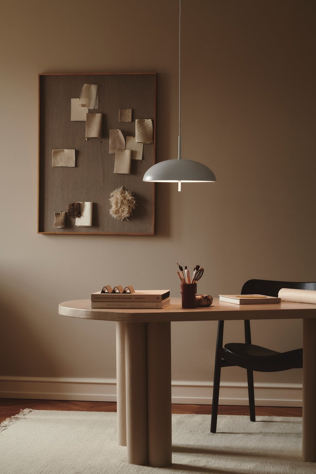 Mise en ambiance au-dessus d'une table ronde en bois, intérieur chaleureux et minimaliste.