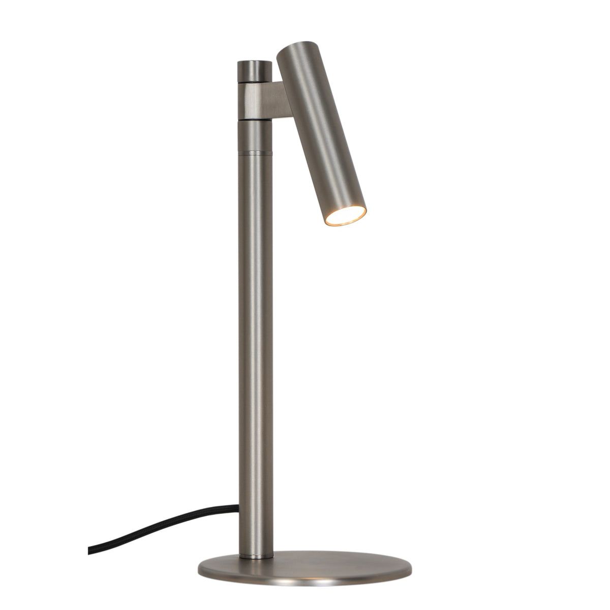 Lampe à poser chromée satinée vue de trois quarts, tête cylindrique inclinée vers le bas.