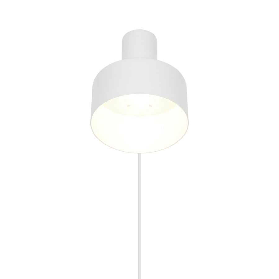 Vue de face de l'abat-jour cylindrique blanc allumé, câble électrique pendant