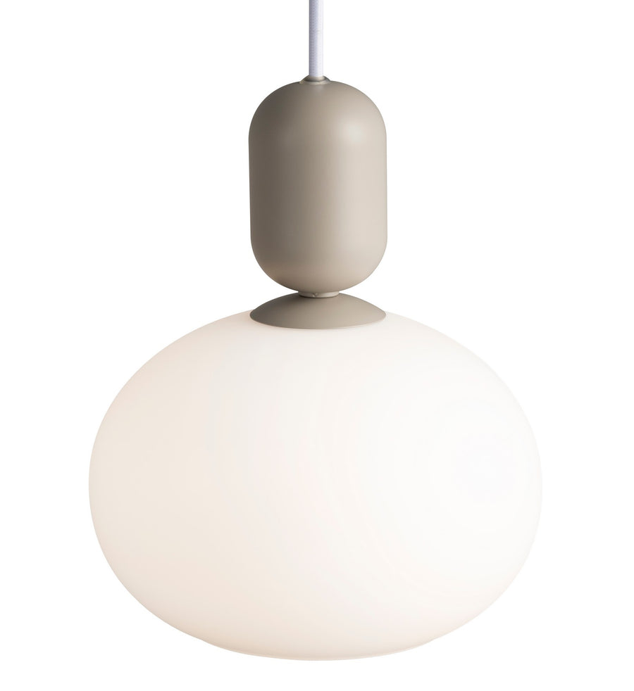 Vue rapprochée du luminaire montrant le câble et la fixation en métal brossé
