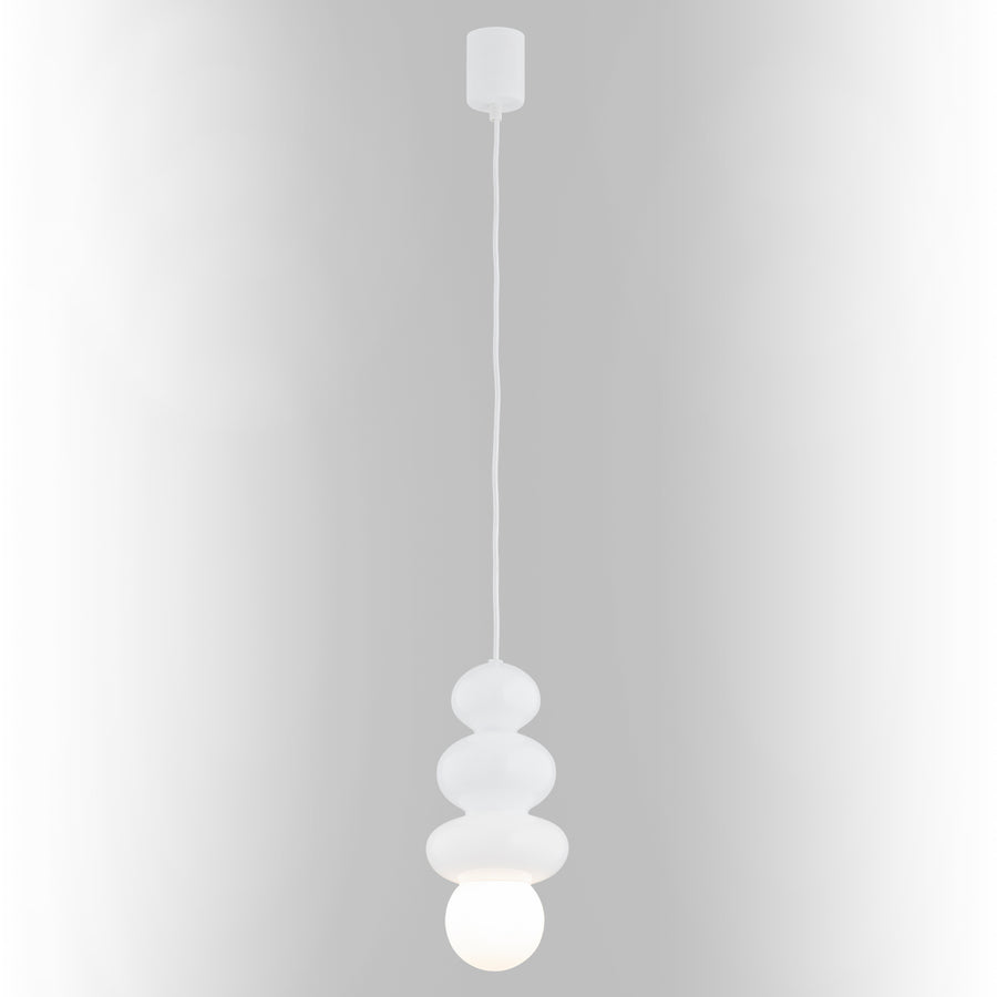 Suspension blanche éclairée suspendue devant un mur gris clair, lumière chaude