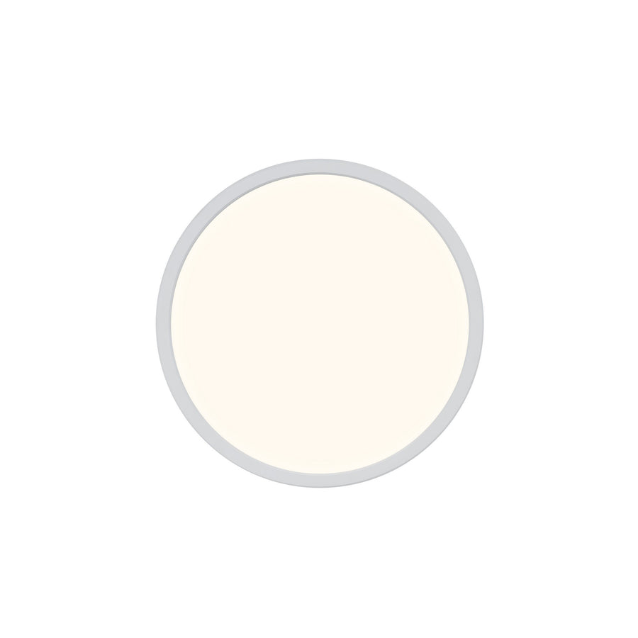 Vue de face d'un plafonnier LED rond allumé, diffusant une lumière chaude uniforme.
