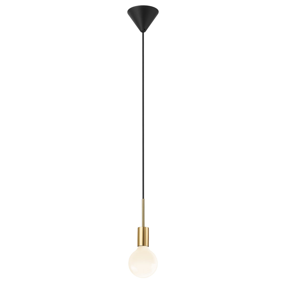 Suspension avec ampoule globe opaline, douille laiton et câble noir, produit de face.