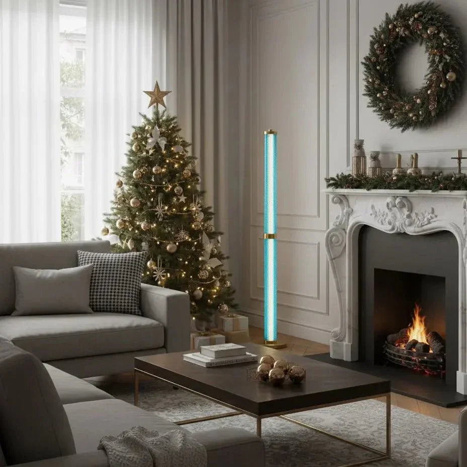 Le luminaire éclaire en bleu turquoise près du sapin de Noël et de la cheminée
