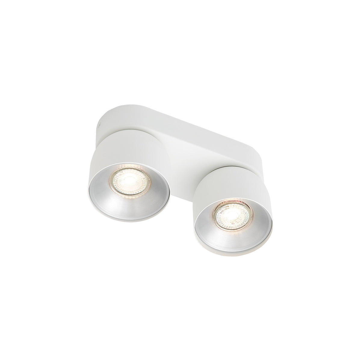 Plafonnier deux spots blanc orientables, vue de trois quarts, diffuseurs argentés allumés