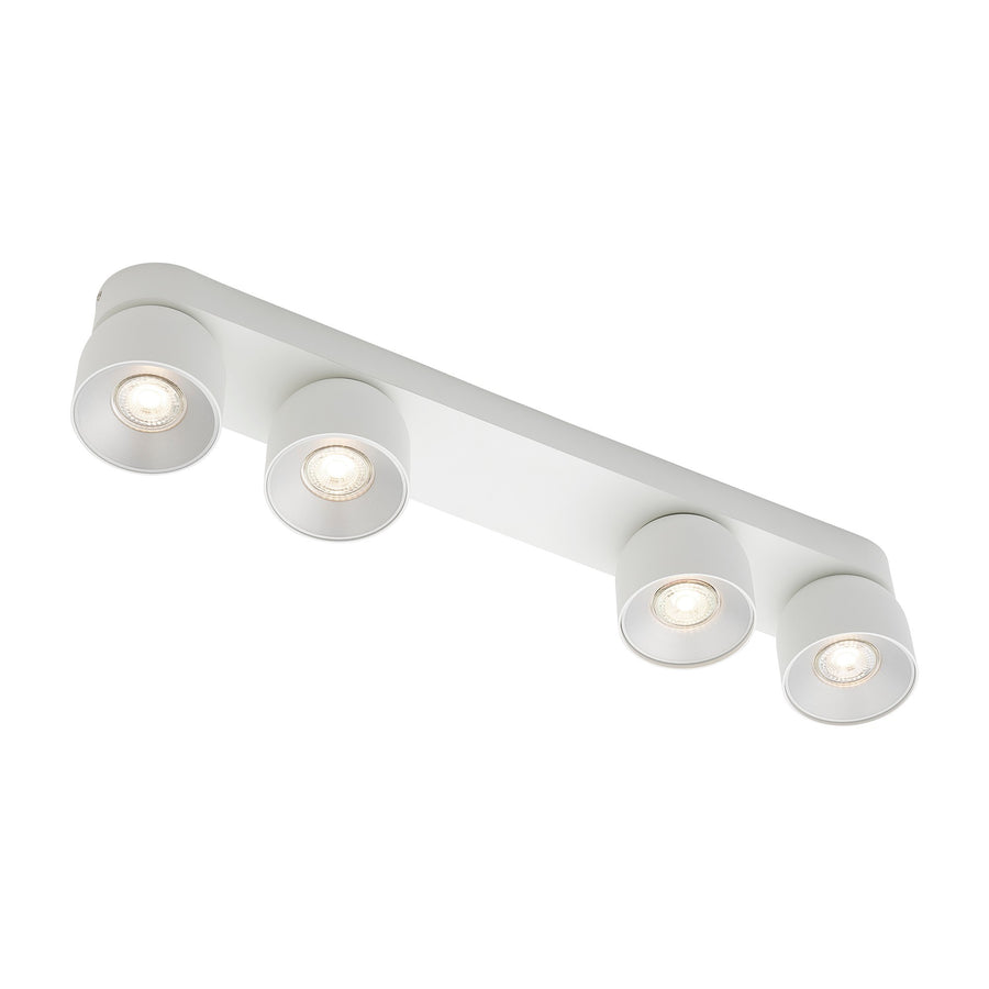 Vue en plongée du plafonnier blanc à quatre spots orientables alignés