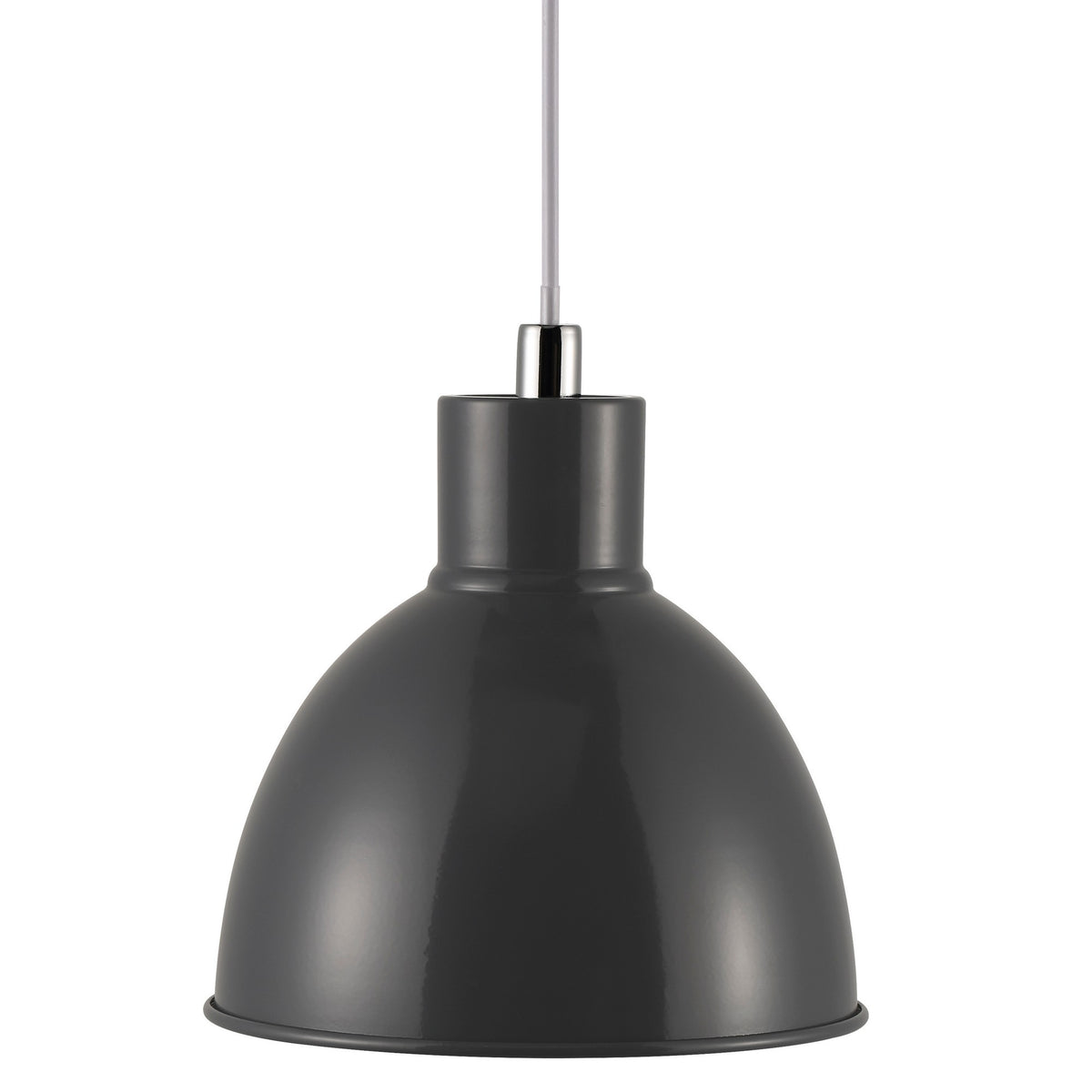 Gros plan sur l'abat-jour gris anthracite et sa finition laquée brillante