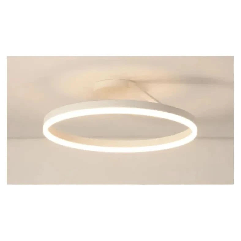 Produit de face, anneau blanc fin vu de trois quarts sur fond clair