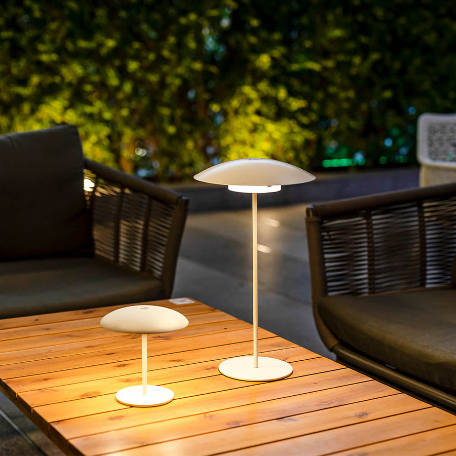 Version blanche des deux lampes sans fil posées sur table, l'une plus haute