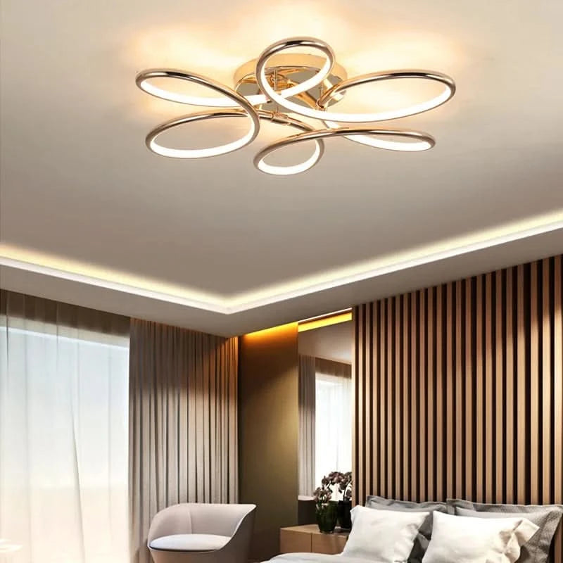 Luminaire vu du dessous dans une chambre avec mur cannelé et rideaux clairs