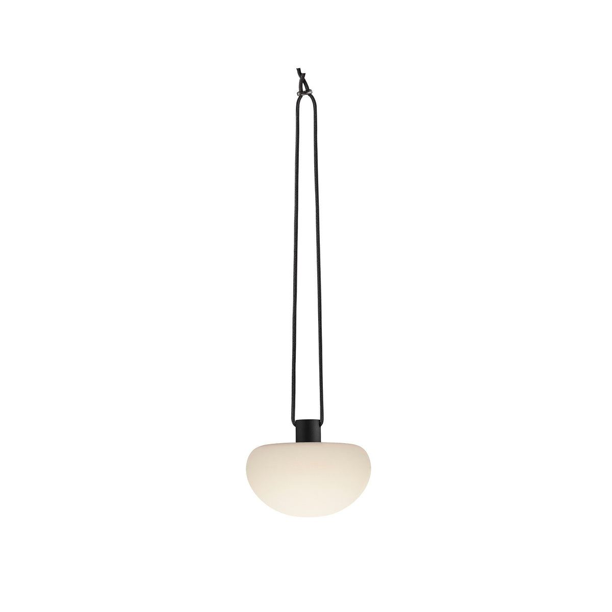 Luminaire suspendu blanc sur fond blanc, cordon noir formant une longue boucle