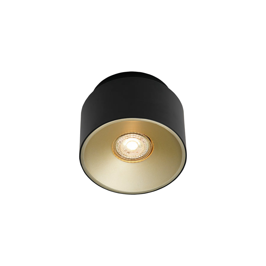 Vue de dessous du spot noir, intérieur doré et ampoule LED allumée