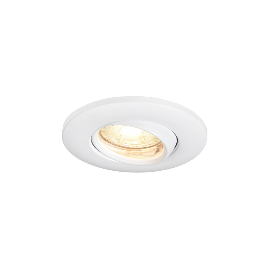 Spot encastré orientable en contre-plongée, l'œil incliné dans sa collerette blanche.