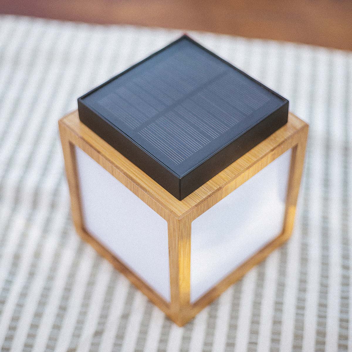Lanterne solaire portative Vega en bambou