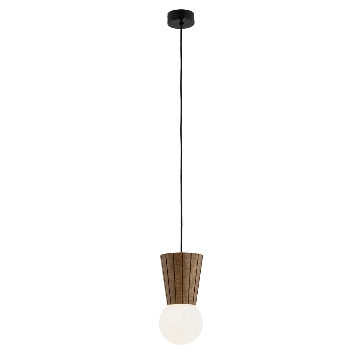Version noire du luminaire suspendu, cordon et rosace noirs, abat-jour en bois foncé.