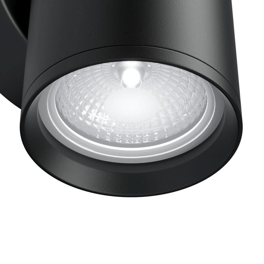 Détail rapproché de la lentille striée et de la bague blanche du projecteur