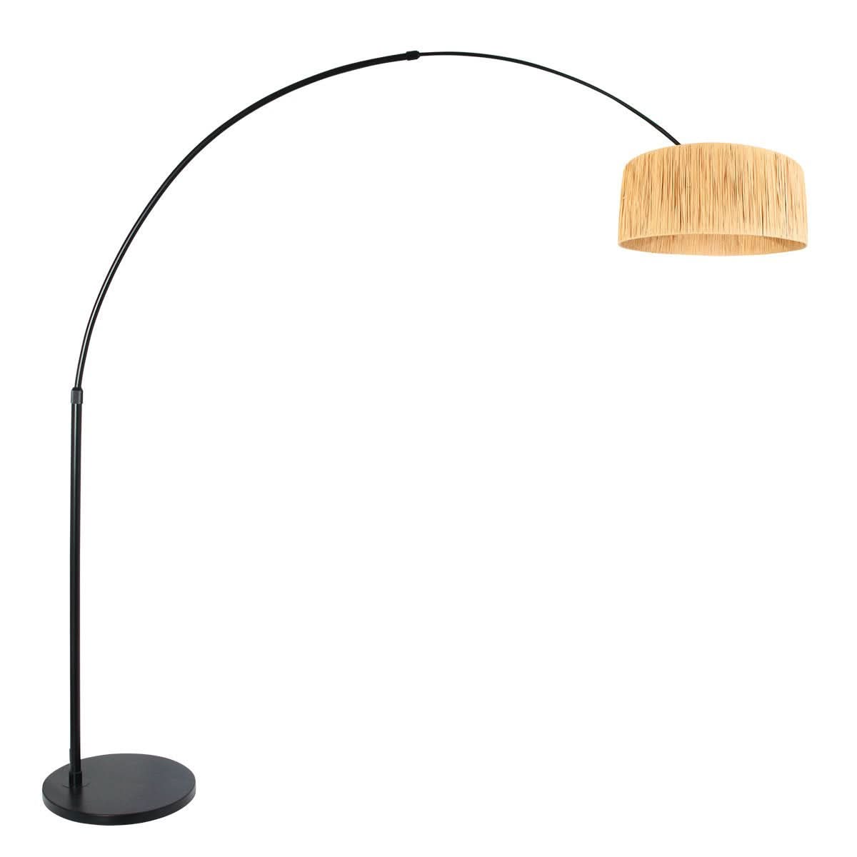 Lampadaire arc noir à abat-jour cylindrique en fibres naturelles, vue de face sur fond blanc.