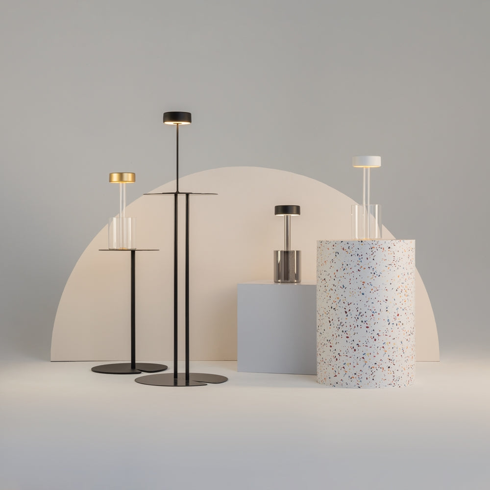 Mise en ambiance avec plusieurs lampes de chevet, socles et finitions variés sur scène beige.