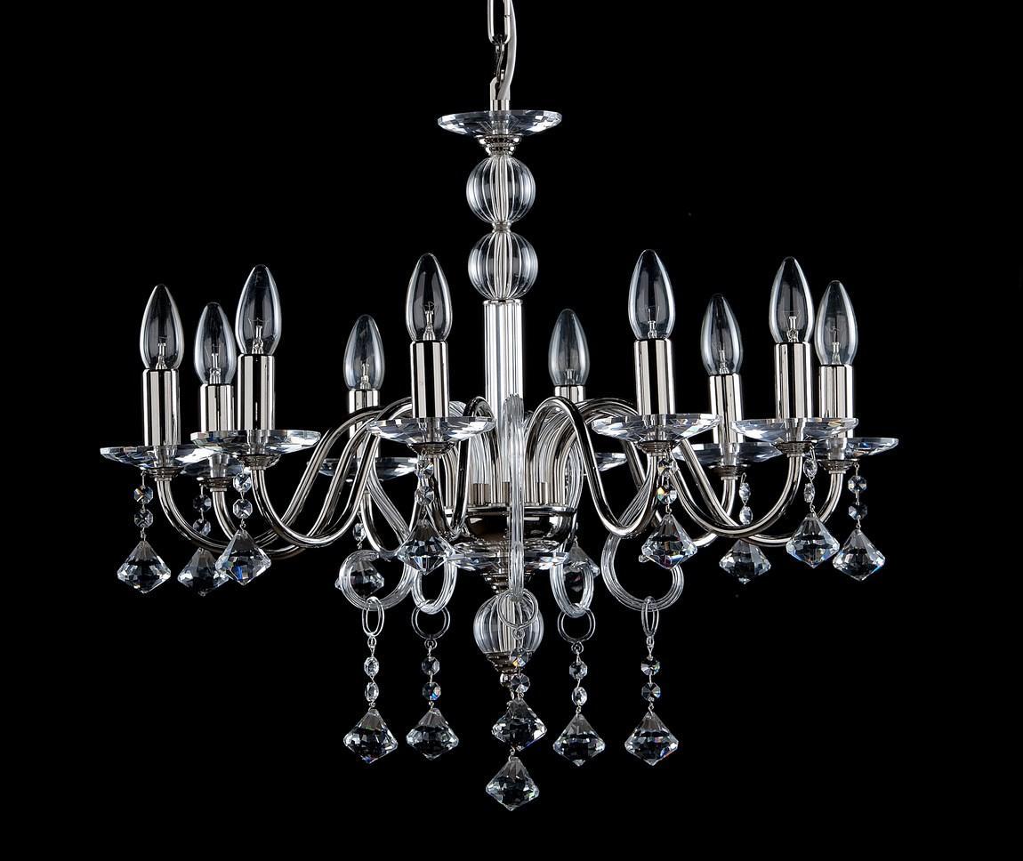 Lustre en cristal à dix bras vu de face, suspendu par une chaîne, fond noir