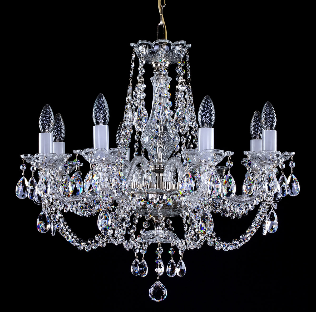 Lustre en cristal monté sur plusieurs bras, orné de pampilles et de chaînettes, vue de face.