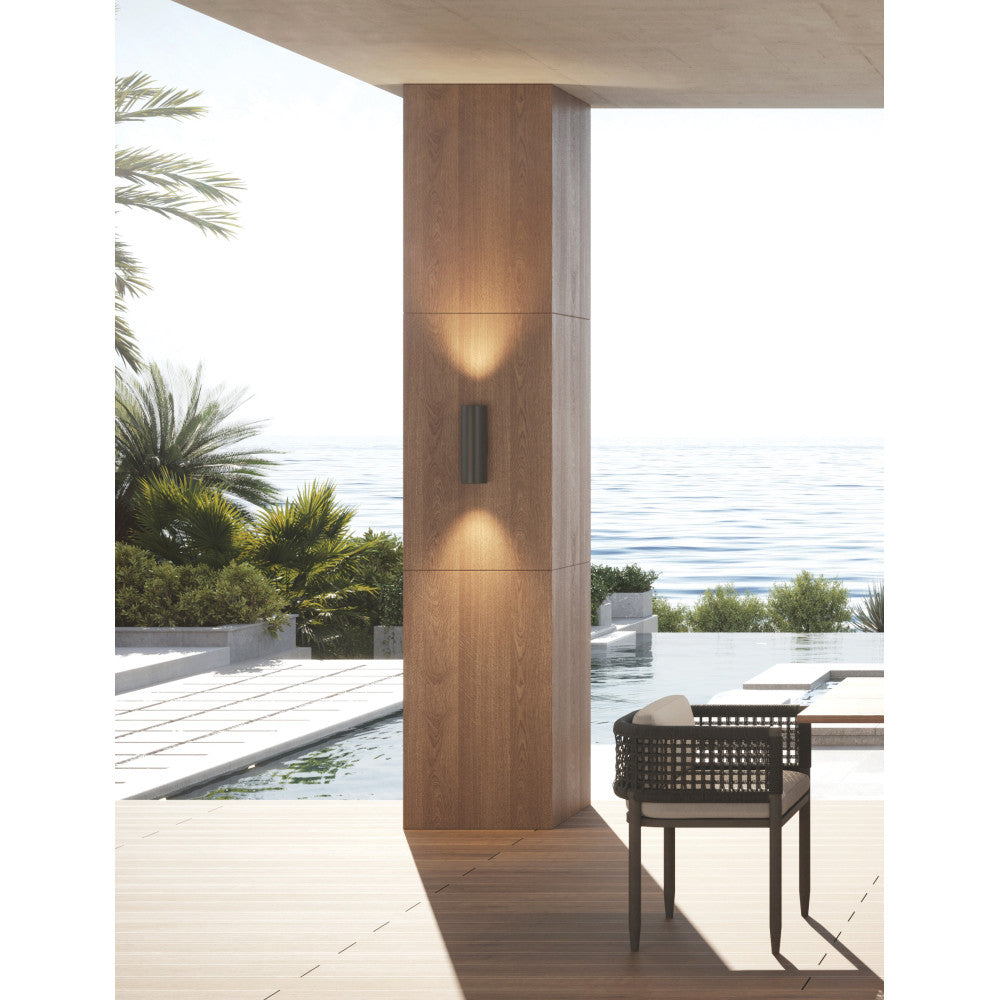 Mise en ambiance extérieure : applique graphite sur pilier en bois, lumière haut et bas.