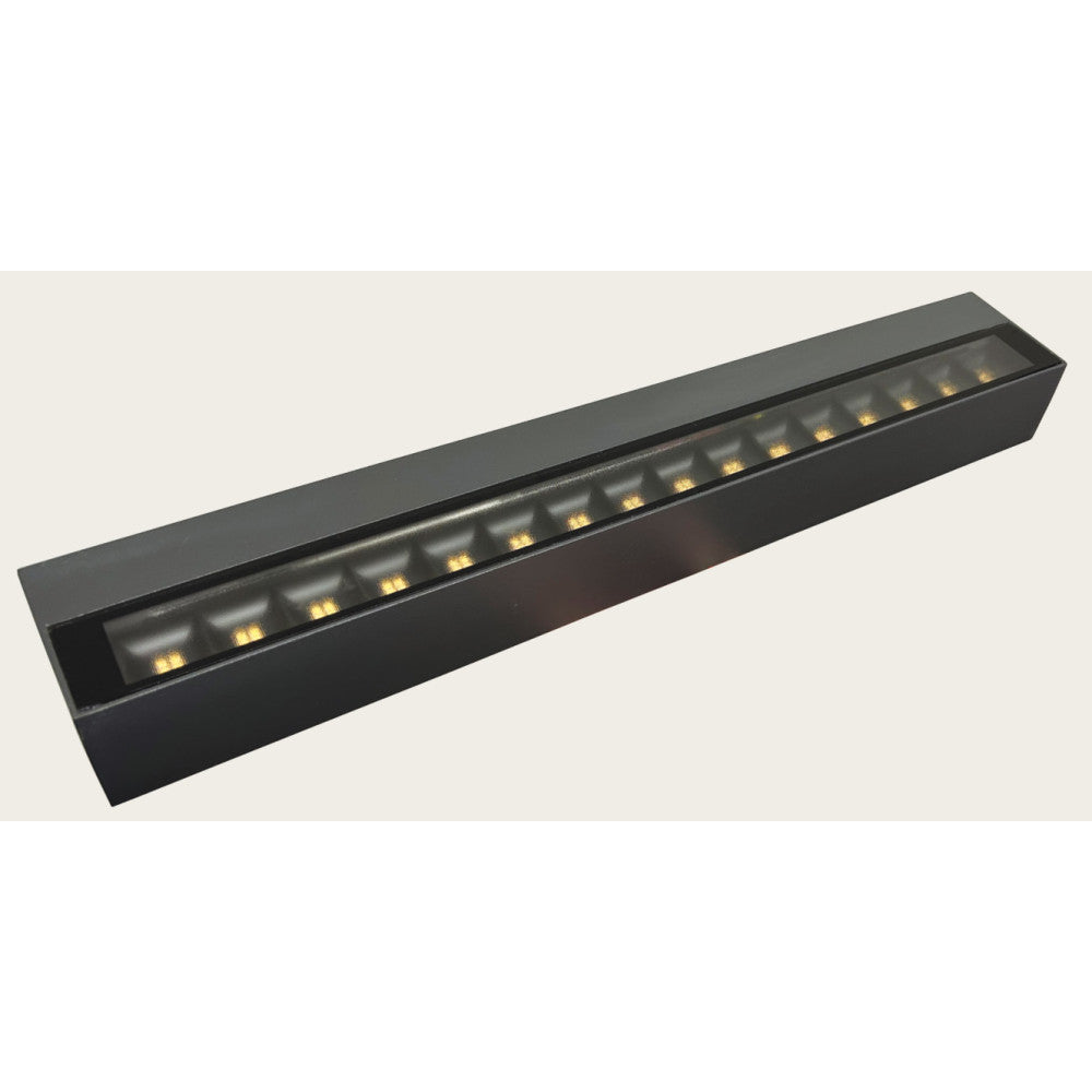 Vue de trois quarts du luminaire linéaire noir avec rangée de LED éteintes.