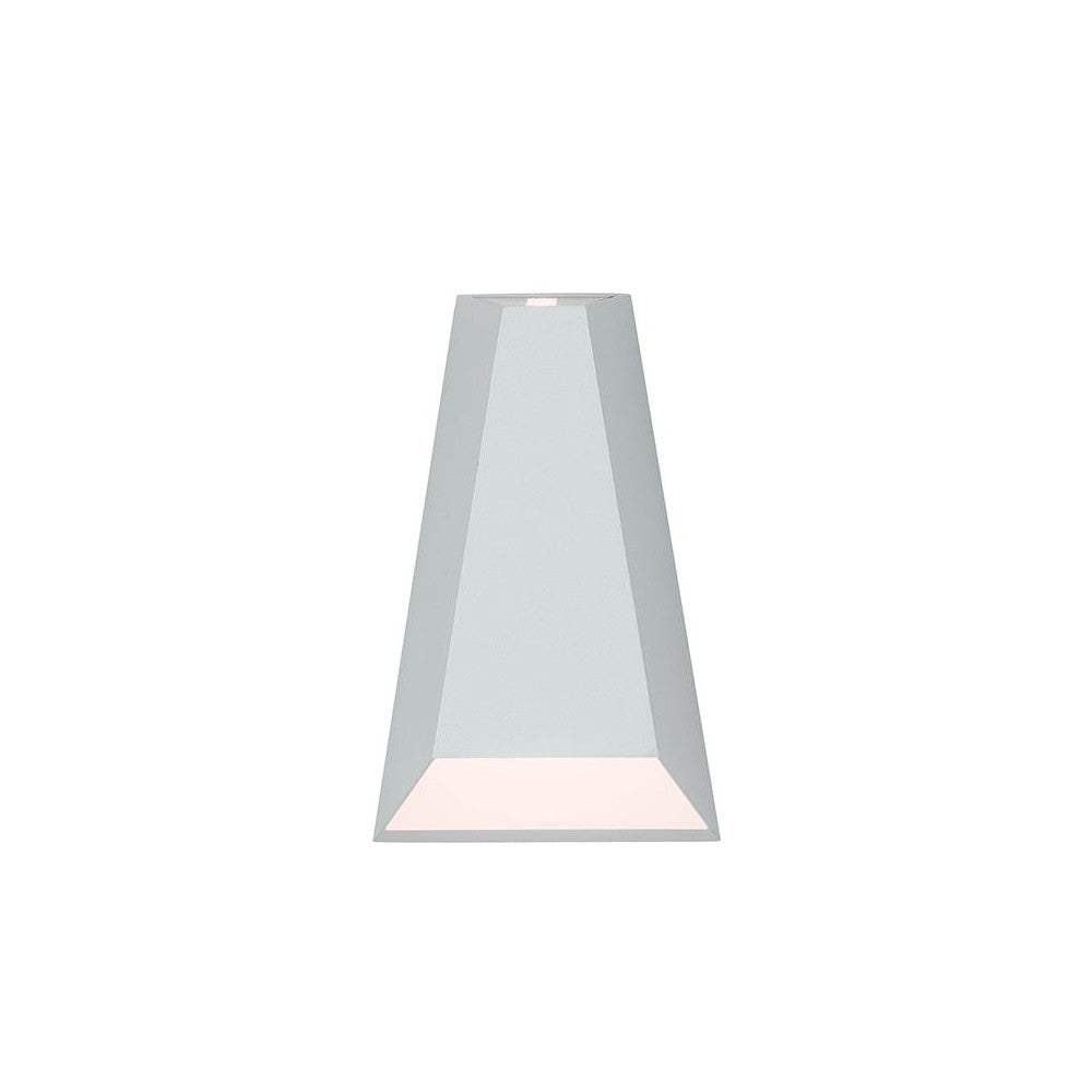 Vue de face du luminaire blanc sable, silhouette trapézoïdale sur fond neutre