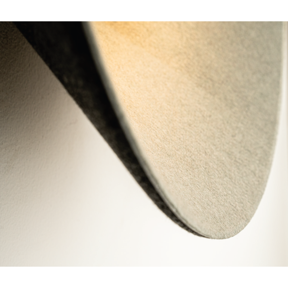 Macro de la texture feutre gris anthracite et du diffuseur lumineux ivoire
