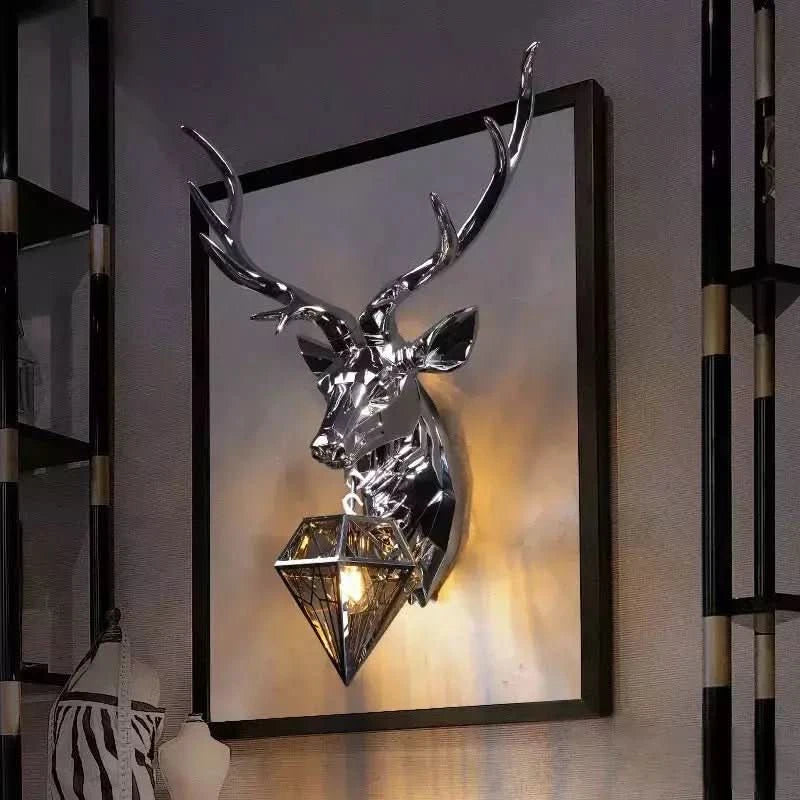 Version chromée argentée de l'applique cerf, abat-jour diamant allumé dans un cadre.