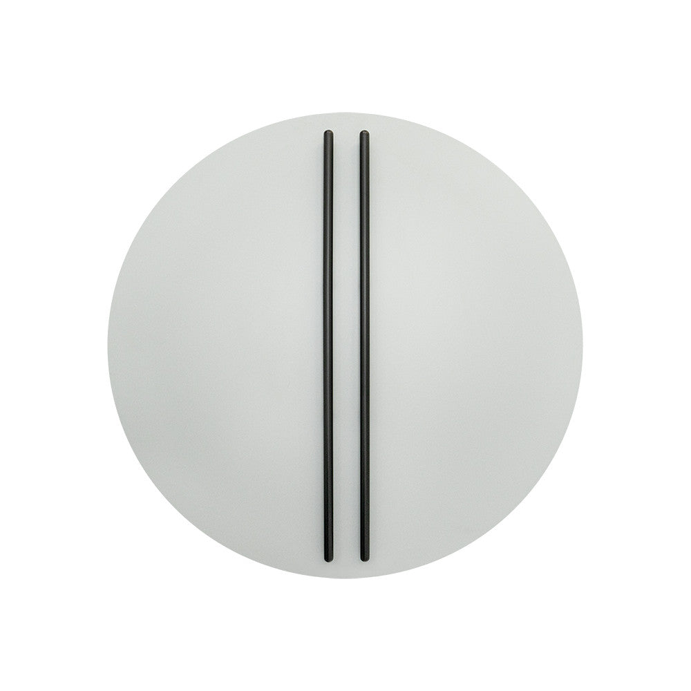 Vue de face de l'applique ronde gris sable à deux tiges noires verticales