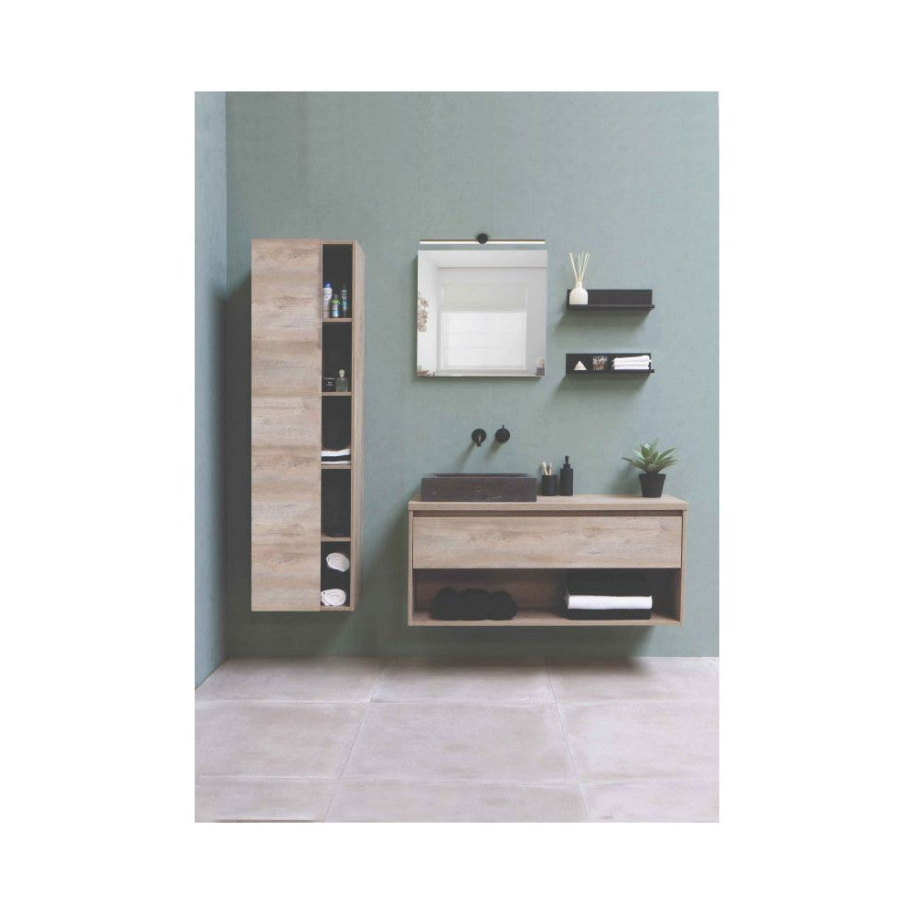 Mise en ambiance salle de bain verte, meuble bois clair et miroir sous applique