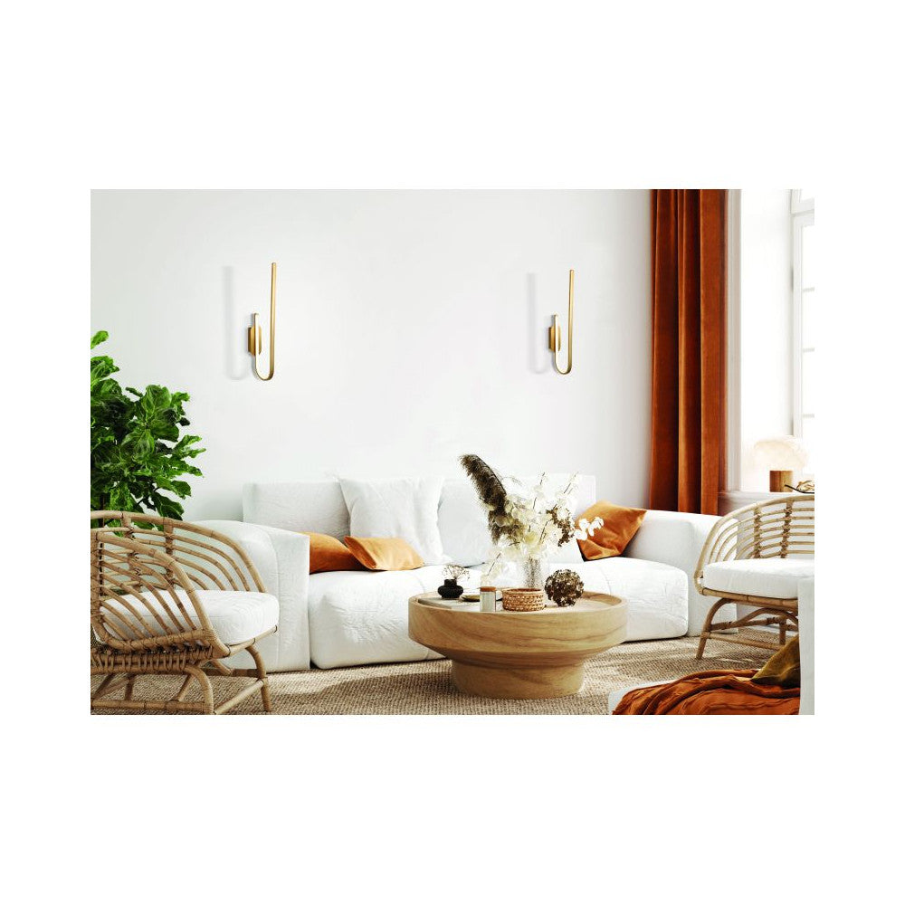 Mise en ambiance salon avec deux appliques dorées fixées au mur blanc