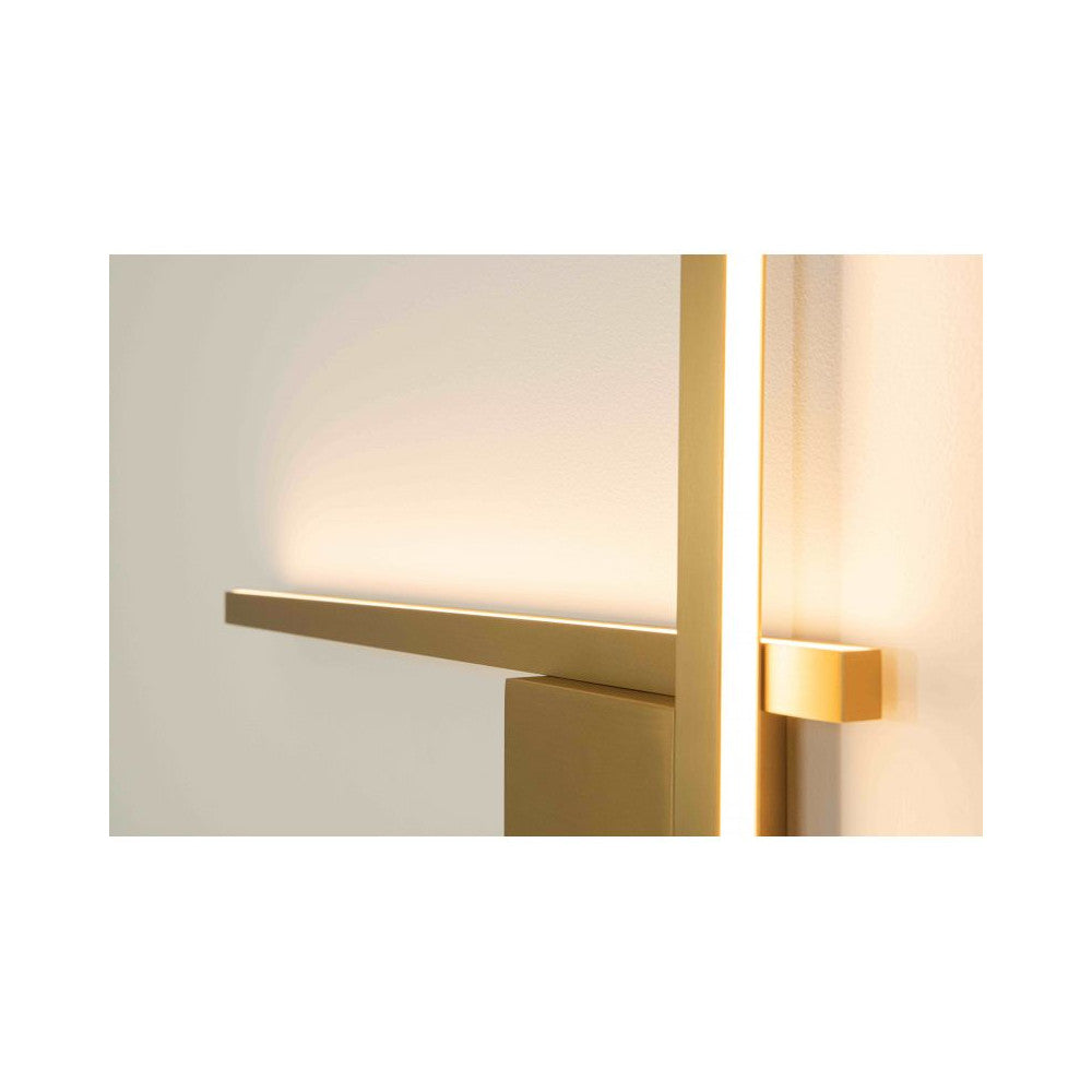 Détail de la finition dorée mate et halo lumineux diffusé sur le mur