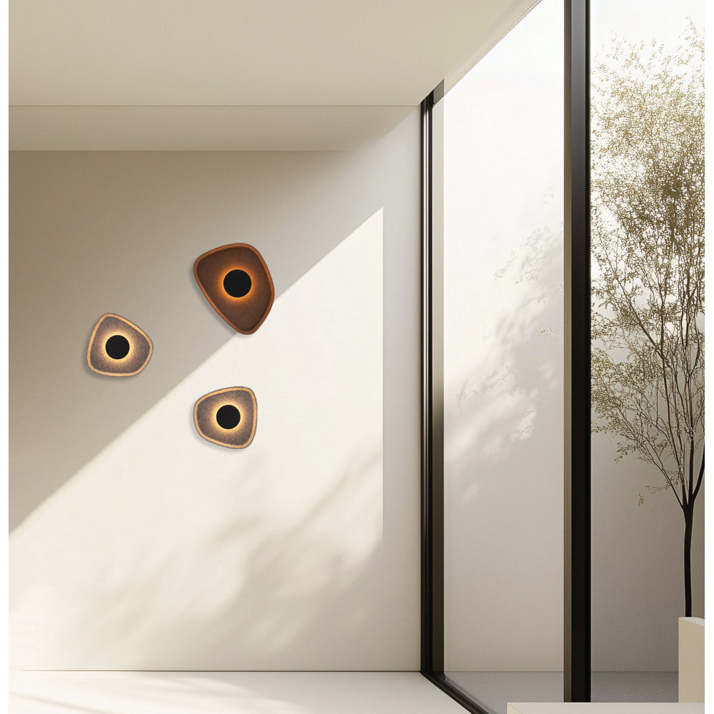 Intérieur minimaliste, trois appliques murales éclairées par une lumière naturelle rasante