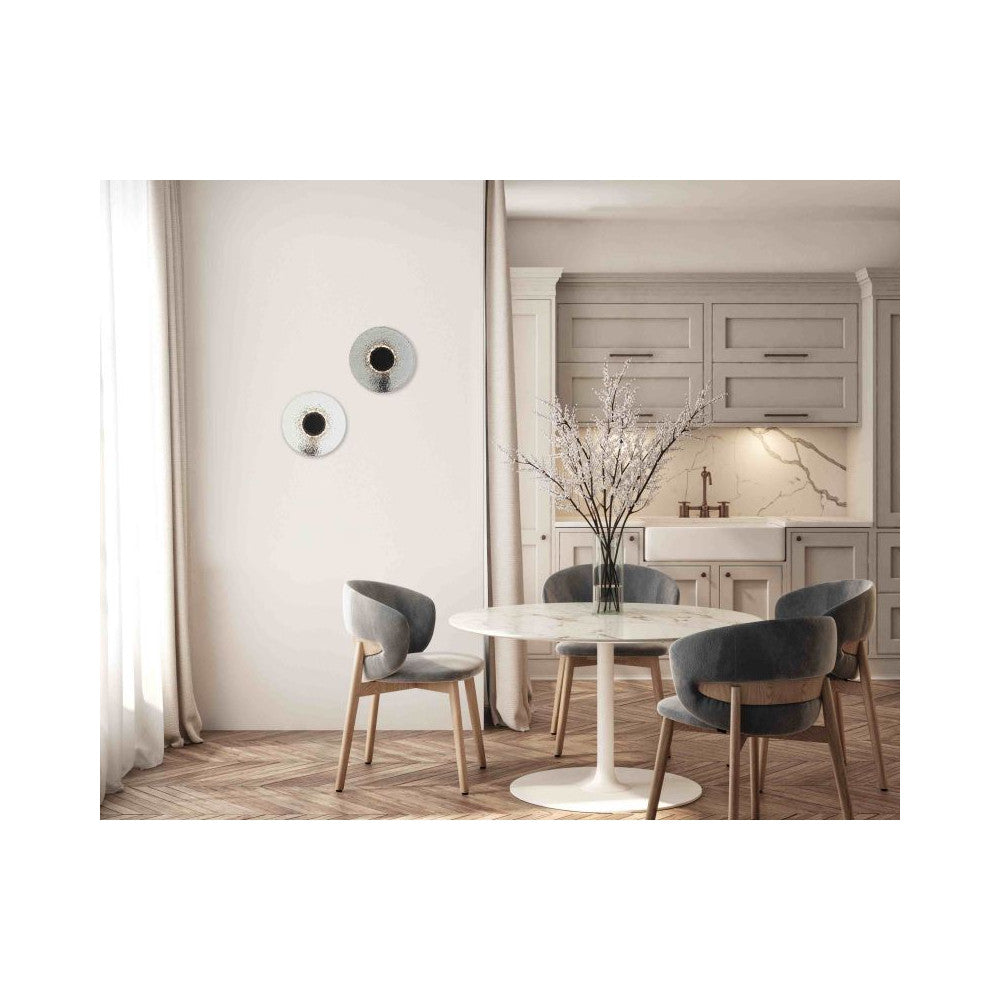 Mise en ambiance cuisine avec deux appliques murales rondes allumées sur mur beige