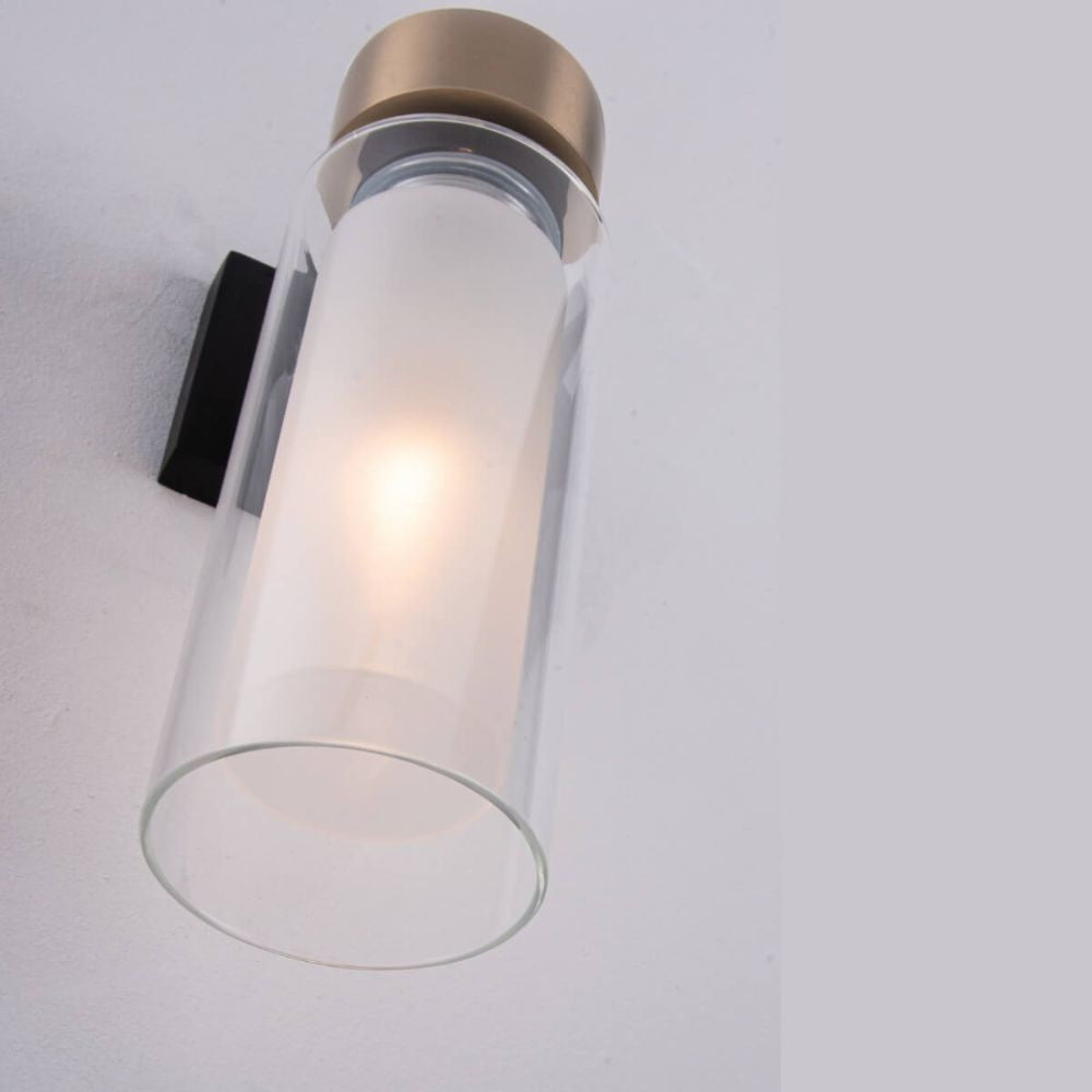 Vue rapprochée en contre-plongée du cylindre en verre et du cabochon doré.