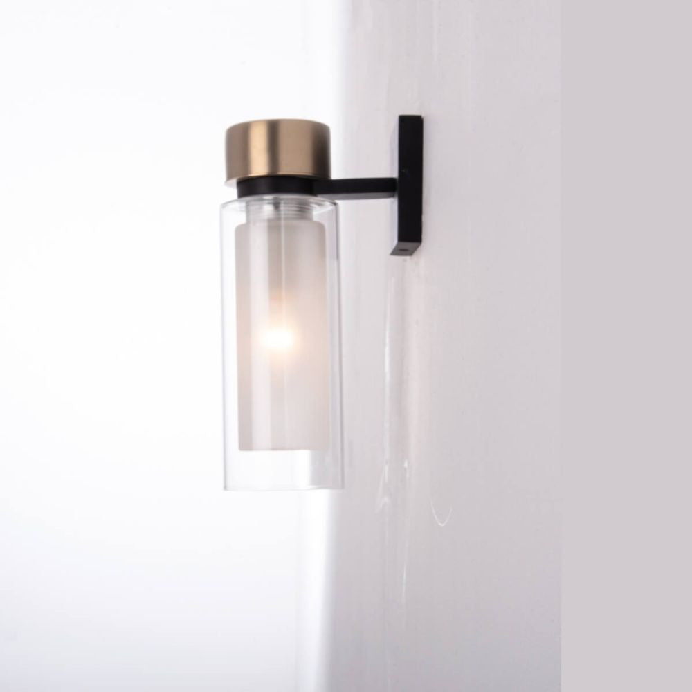 Applique fixée sur un mur blanc, lumière chaude diffusée par le verre.