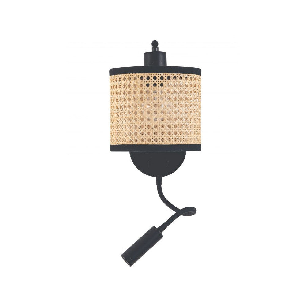 Applique murale vue de face sur fond blanc, abat-jour cylindrique en cannage naturel