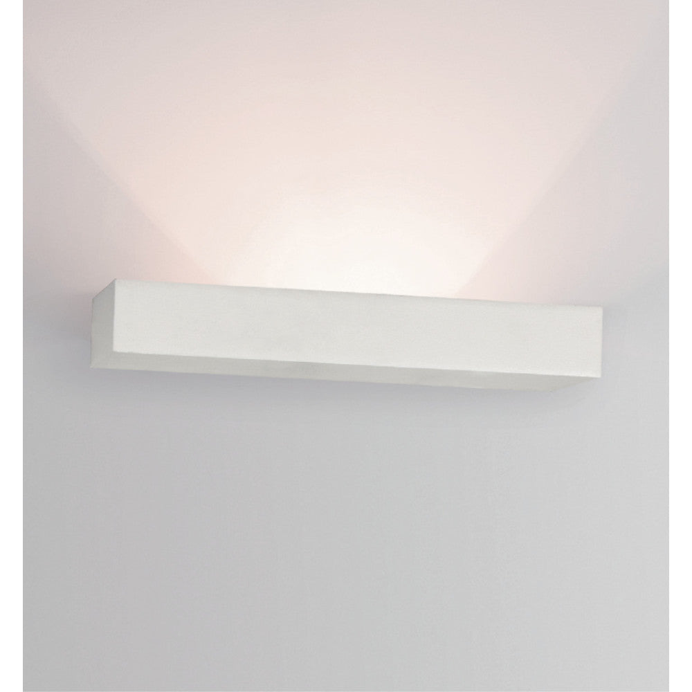 Applique murale blanche rectangulaire fixée au mur, vue de face légèrement en contre-plongée