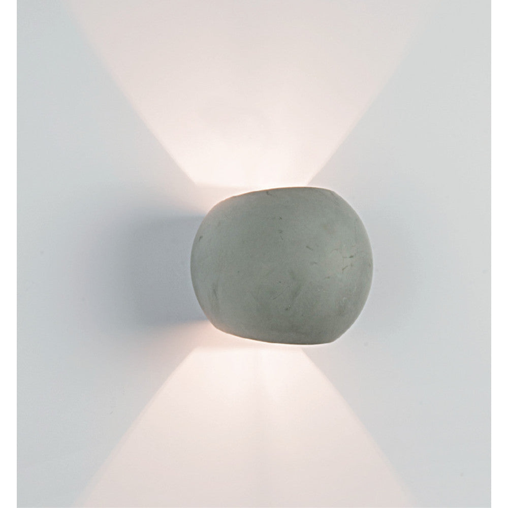 Applique murale en béton gris avec éclairage direct et indirect sur mur blanc